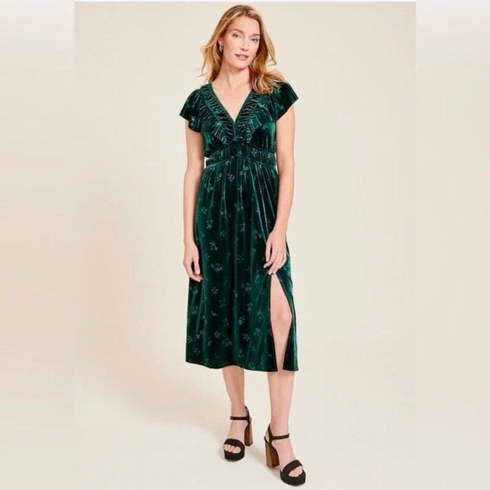 Eyeshadow Dark Green Velvet Dress with Ruched V-Neck